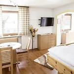 Gaestehaus Gastl ゲストハウス 3*
